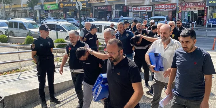 10 milyon liralık ‘change’ vurgununda 8 şüpheli adliyede