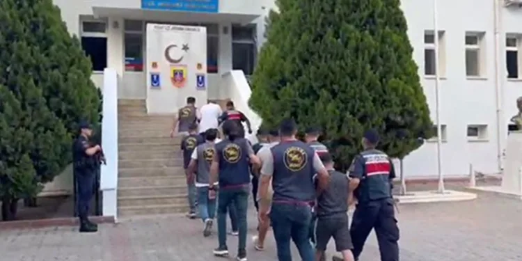 FETÖ tehdidiyle dolandırıcılık yapan 5 sahte polis yakalandı