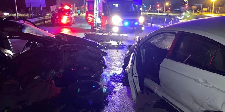 Isparta-Eğirdir kara yolunda otomobiller çarpıştı: 2 yaralı