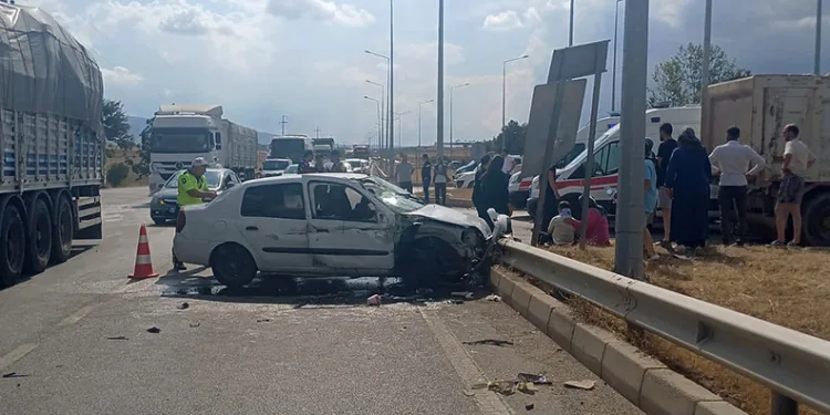 Çorum’da kamyon ile otomobil çarpıştı: 4 yaralı