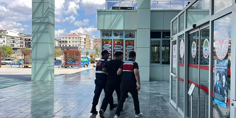 Durduramadığı aracın arkasından ateş edip sürücüyü vurdu