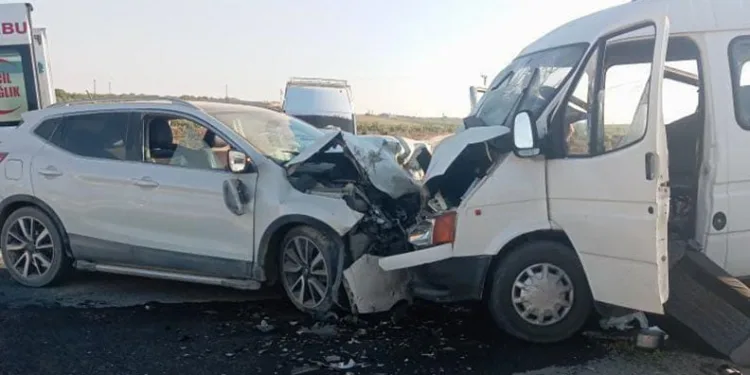Tarım işçilerini taşıyan servis kaza yaptı: 10 yaralı