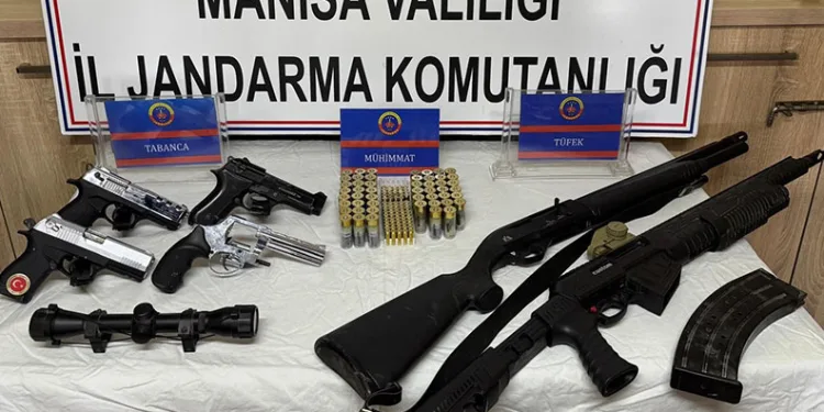 Salihli’de ikametten çok sayıda ruhsatsız tabanca ve tüfek çıktı