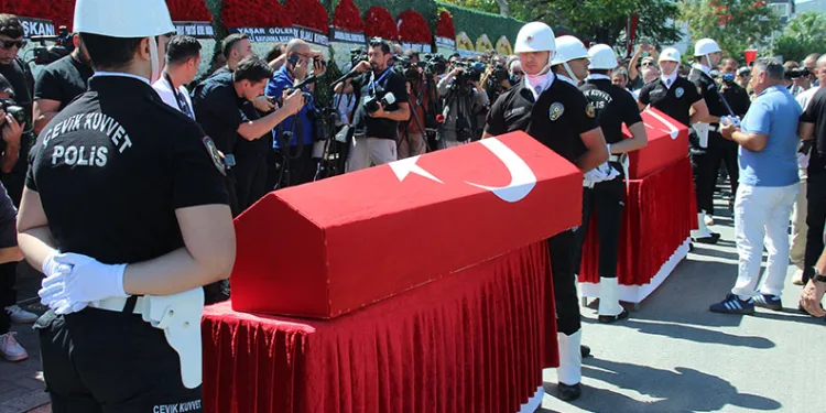İzmir’de şehit düşen polisler son yolculuğuna uğurlandı