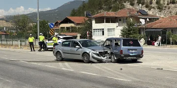 Karabük’te otomobiller çarpıştı: 2’si çocuk 6 yaralı
