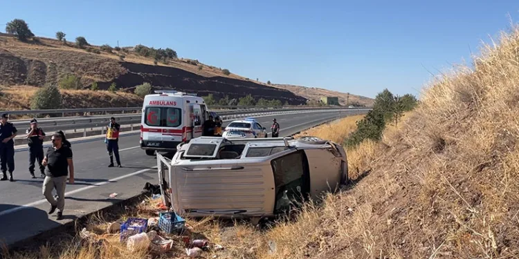 Sivas’ta kontrolden çıkan araç devrildi: 4 yaralı