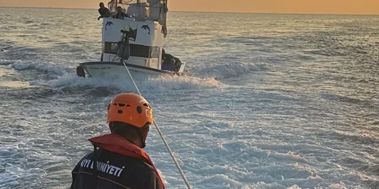 Çanakkale Boğazı’nda makine arızası yapan tekne yedeklenerek çekildi