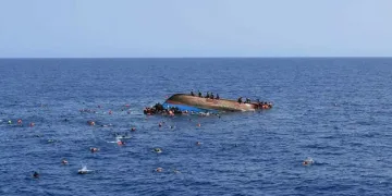 TEM’de lastiği patlayan otobüse kamyon çarptı: 1 yaralı
