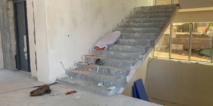 İnşaat merdivenlerinden yuvarlanan işçi yaralandı