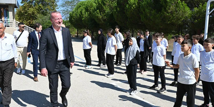 Fatih Karabatı Bayramdere İlkokulu’nu ziyaret etti