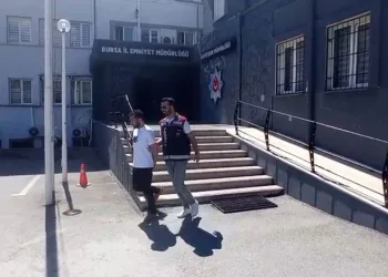 ATM’ye geleni sahte dekontla dolandırdı