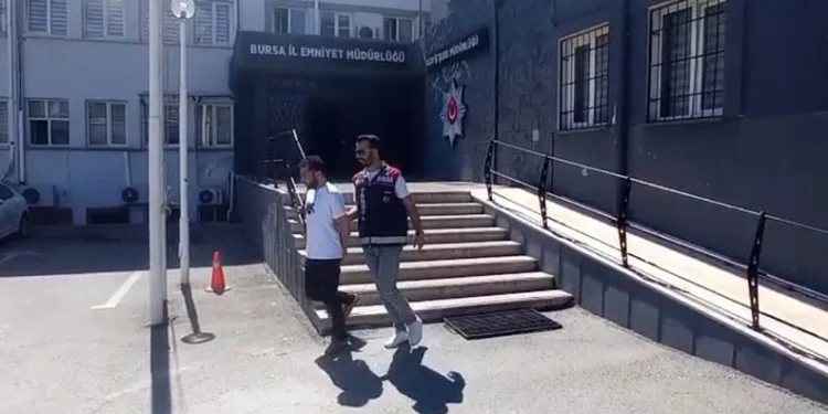 ATM’ye geleni sahte dekontla dolandırdı
