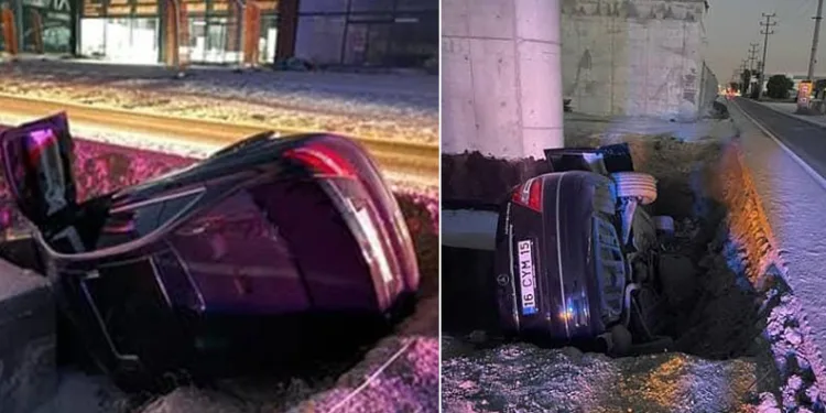 Kontrolden çıkan otomobil üst geçit inşaatına düştü: 4 yaralı