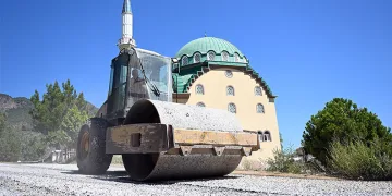Anamur’da yol yenileme çalışmaları tamamlanıyor