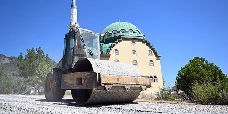 Anamur’da yol yenileme çalışmaları tamamlanıyor