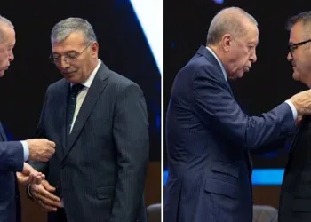 İki belediye başkanına rozet taktı