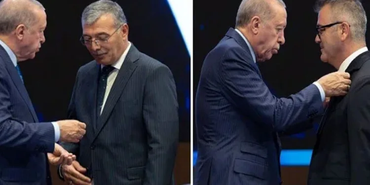 İki belediye başkanına rozet taktı