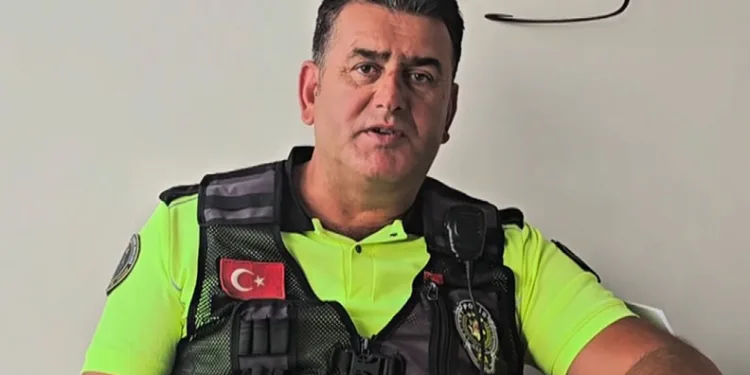Küreksiz kayıkla üç kişiyi kurtaran trafik polisi o anları anlattı