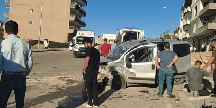 Hafif ticari araç ile otomobil çarpıştı: 4 yaralı