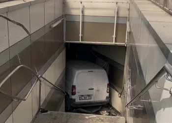 Bursa’da aracıyla metro istasyonuna daldı
