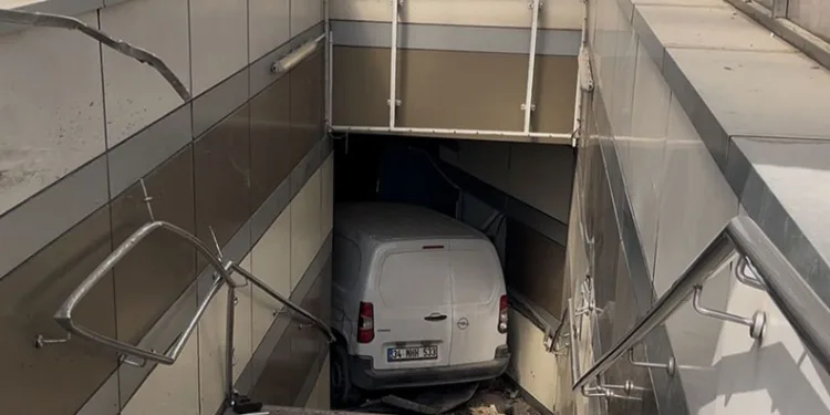 Bursa’da aracıyla metro istasyonuna daldı