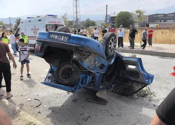 Bursa’da otomobil takla atarak karşı yöne geçti: 2 yaralı