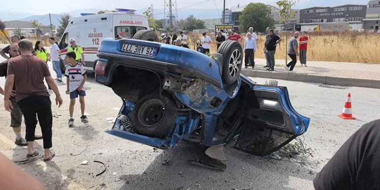 Bursa’da otomobil takla atarak karşı yöne geçti: 2 yaralı