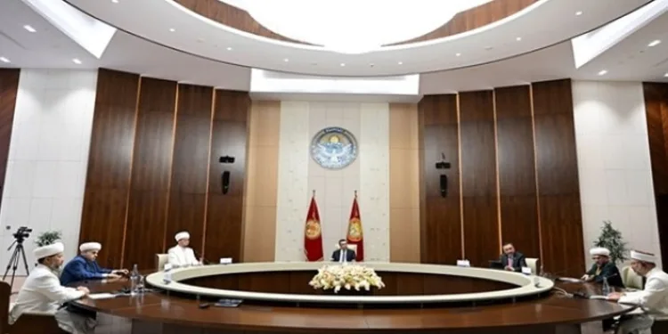 Diyanet İşleri Başkanı Erbaş, Kırgızistan Cumhurbaşkanı Caparov ile bir araya geldi