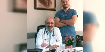 Baba oğul aynı hastanede görev yapıyor