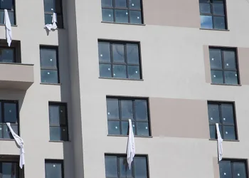 Facianın sembolü çarşafları binanın penceresinden sarkıttı