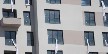 Facianın sembolü çarşafları binanın penceresinden sarkıttı