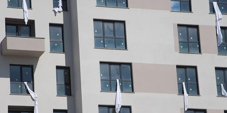 Facianın sembolü çarşafları binanın penceresinden sarkıttı