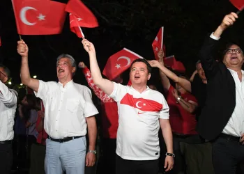 Milli heyecan meydanlara taşındı