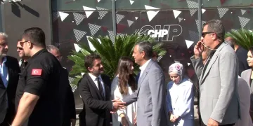 Özgür Özel CHP’nin Sarıyer’de bulunan parti binasına geldi