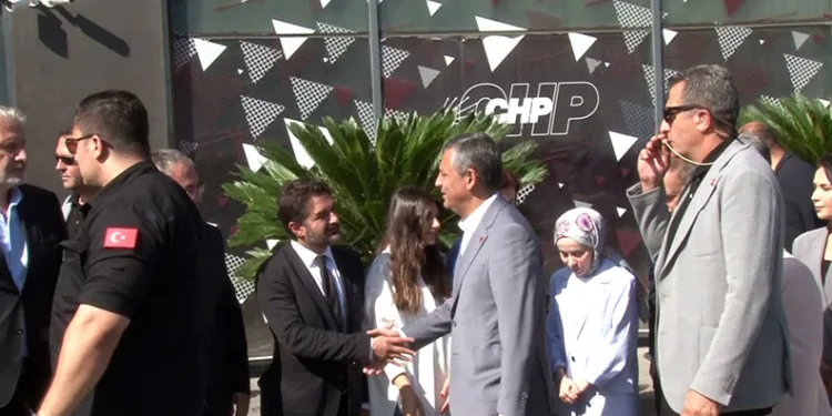 Özgür Özel CHP’nin Sarıyer’de bulunan parti binasına geldi