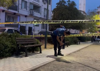 Parkta oyun oynayan çocuğa yorgun mermi isabet etti