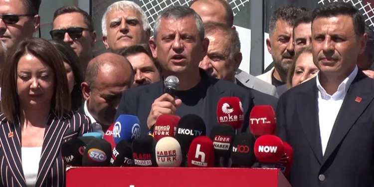 Özgür Özel İstanbul İl Başkanlığını ziyaret etti