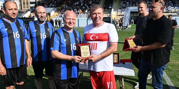 Futbolun efsaneleri Karacabey için sahaya çıktı