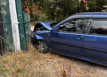 Kontrolden çıkan otomobil bahçe kapısına çarptı: 4 yaralı