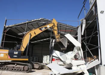 Başköy’de kaçak depo yıkıldı