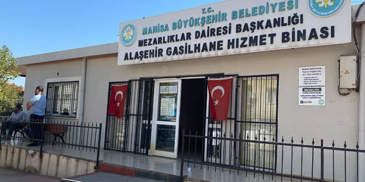 Evinin bahçesinde ağaç kesmeye çalışan adam feci şekilde can verdi
