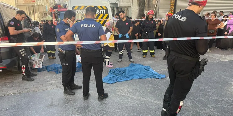 İstanbul’da servis minibüsü anne oğlu ezdi