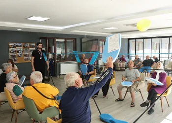 Huzurevi sakinleri “Balon Voleybolu” ile eğlendi