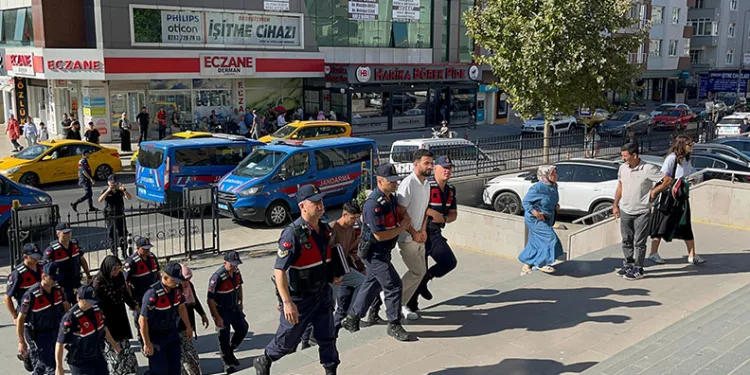 Evlat dehşeti: Babasını silahla vurarak öldürdü