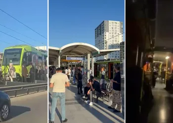 Bursa’da metro durdu, vatandaşlar raylardan yürüdü