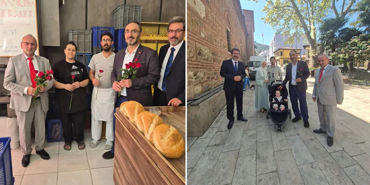 Mevlit Kandilini gül dağıtarak kutladılar