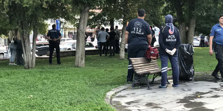 Parkta kızlarının gözü önünde bıçağı boğazına dayayan adamı polisler ikna etti