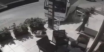 Freni boşalan servis midibüsü direğe çarparak durabildi