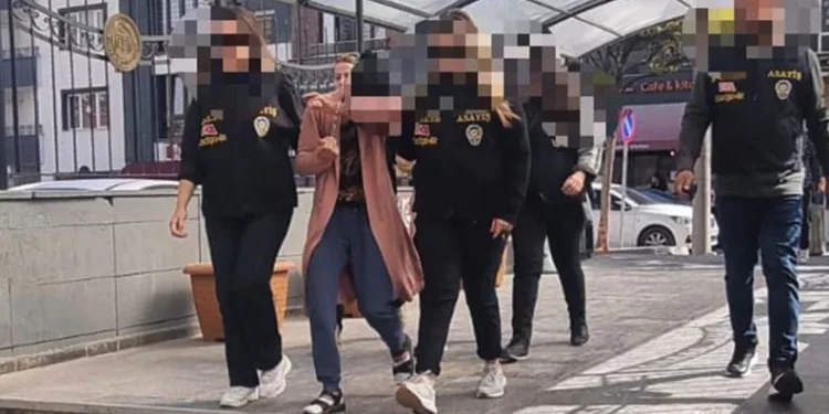 Çaldıkları ziynet eşyasını kirli bebek bezinin içine sakladılar