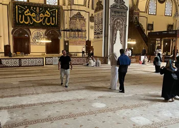 Tarihi cami ziyaretlerine kıyafet mecburiyeti getirildi
